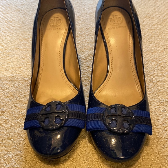 Tory Burch Patent Leather Grosgrain Trim Pumps - Picture 1 of 3